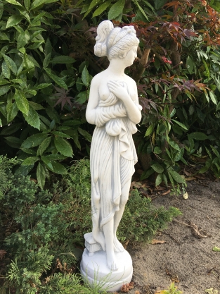 Wunderschöne, weiße Steinstatue einer erotisch gekleideten, stehenden Dame, super schön für den Garten!